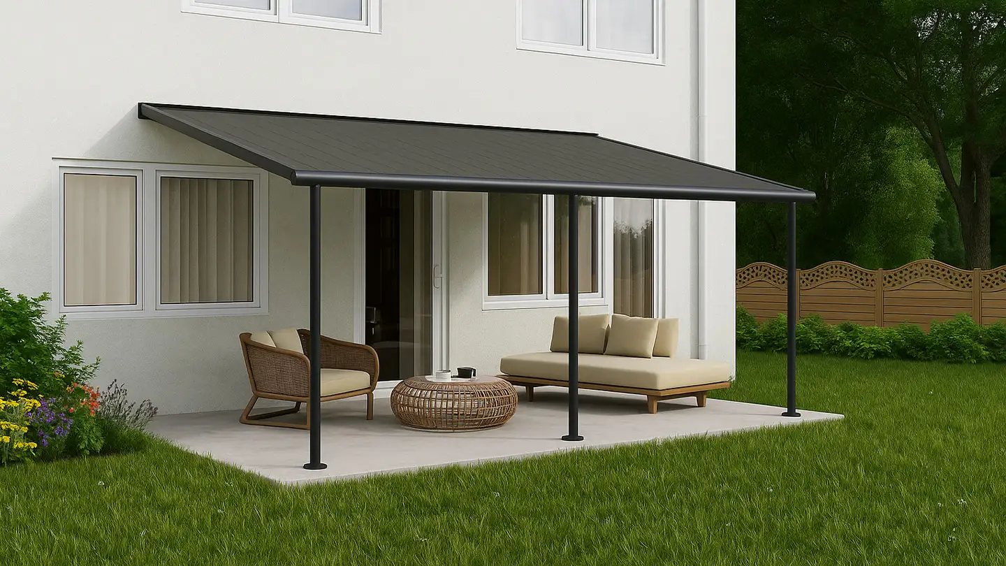 Moderne terrasseoverdækning tilknyttet et hvidt hus, der skaber skygge til et hyggeligt udendørs siddeområde med rattanmøbler, placeret på en betonterrasse omgivet af en grøn græsplæne og farverige haveplanter.